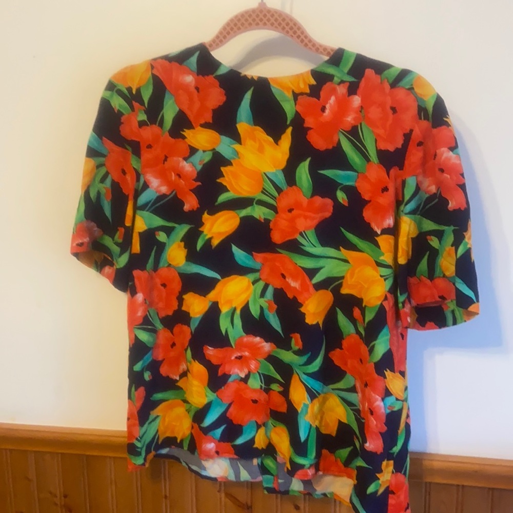 Beautiful Evan picone floral shirt